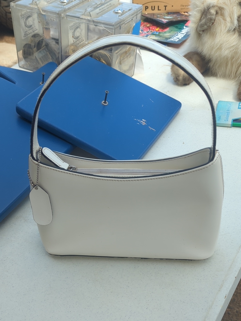 Elegant Cream Shoulder Bag with Top Zip